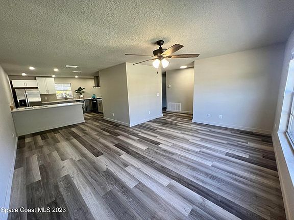 3rd image of 1095 Coronado Dr