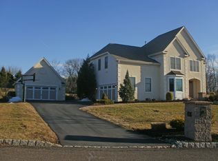 5 Tanager Dr, Ringoes, NJ 08551