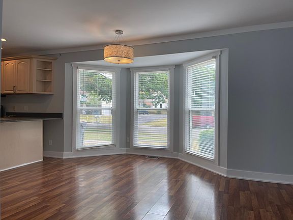 Dining w/ Large Bay Window