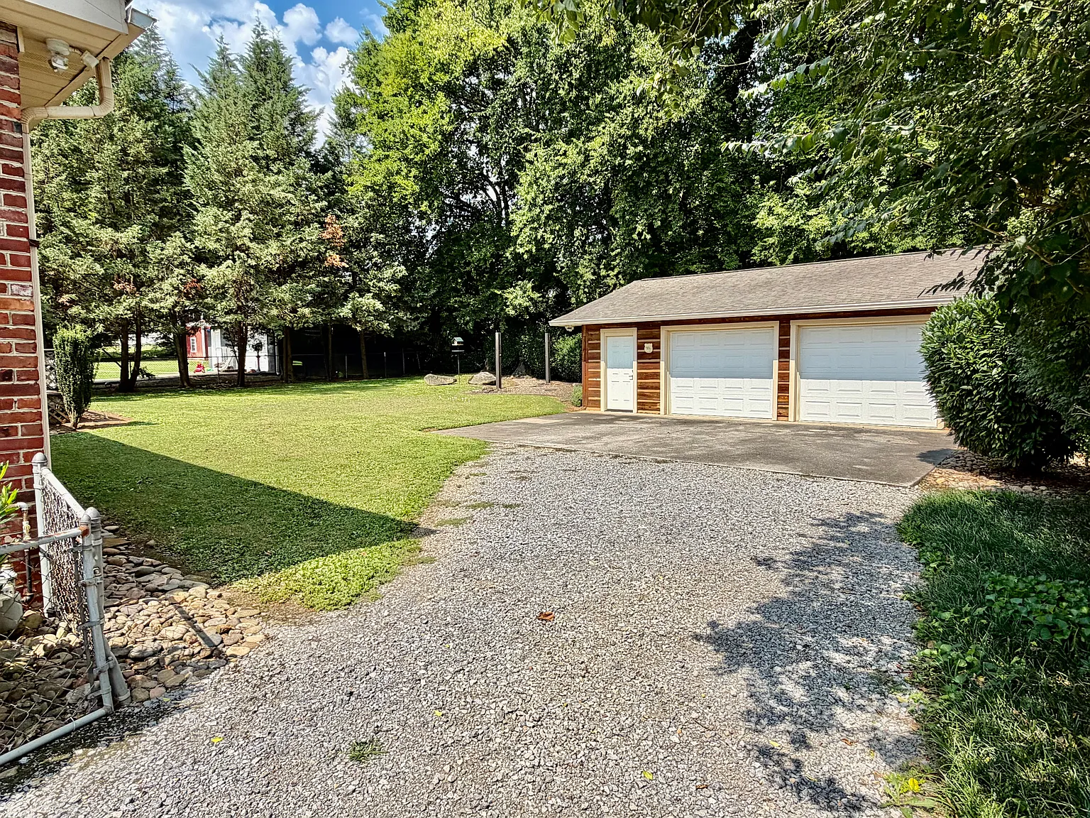 3 bed, 1.5 bath, 1400 sqft, $2,200 — Photo 2