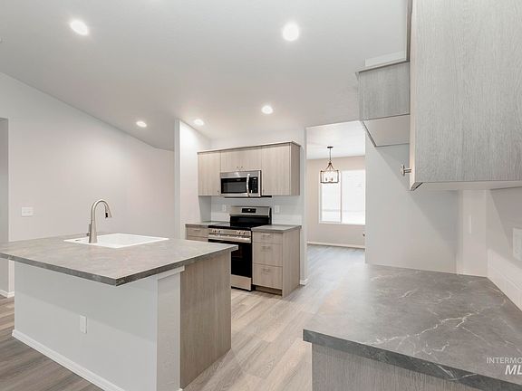 5th image of 869 W Jasper St