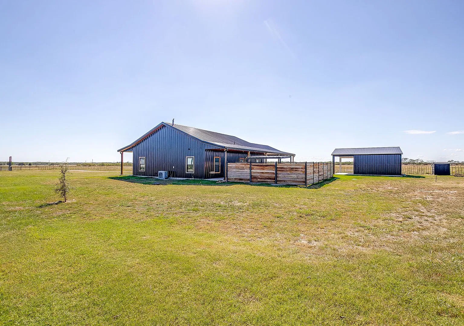 Luxury Barndominium Haven with Workshop, Garage & Covered Parking — Photo 1
