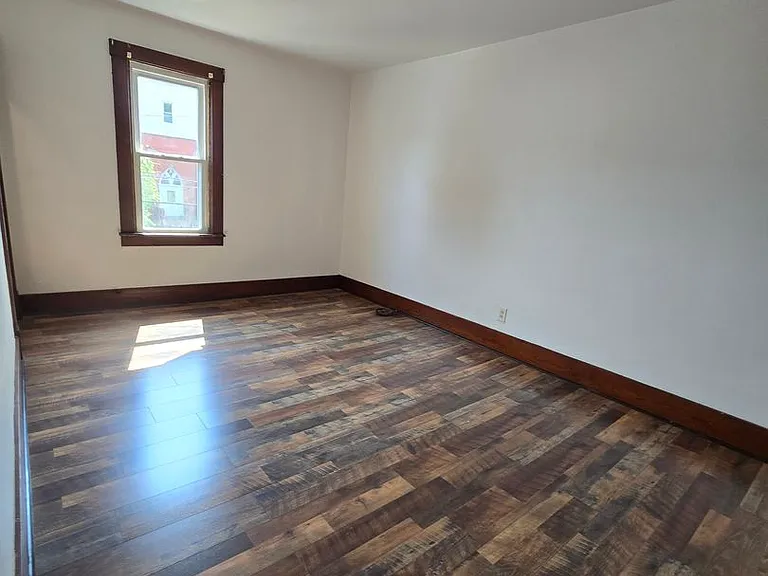 216 Clifford Ave — Photo 9