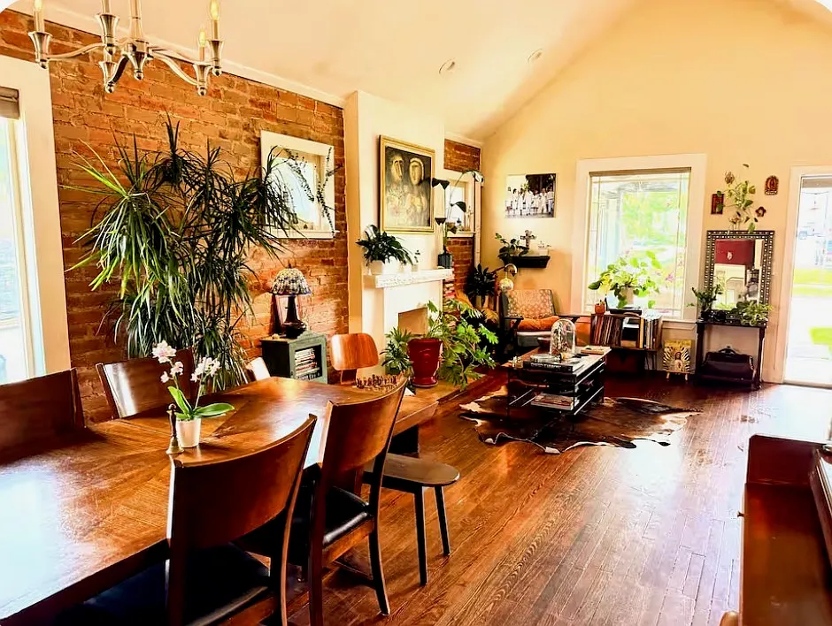 4 bed, 2342 sqft, $4,950 — Photo 2