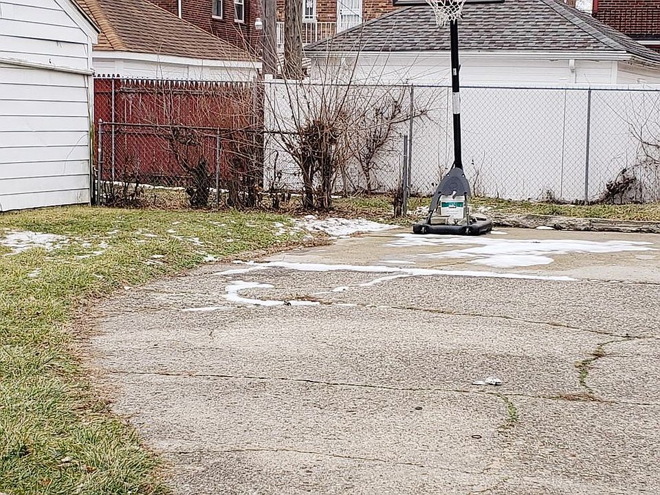 2nd image of 18643 Greenlawn St