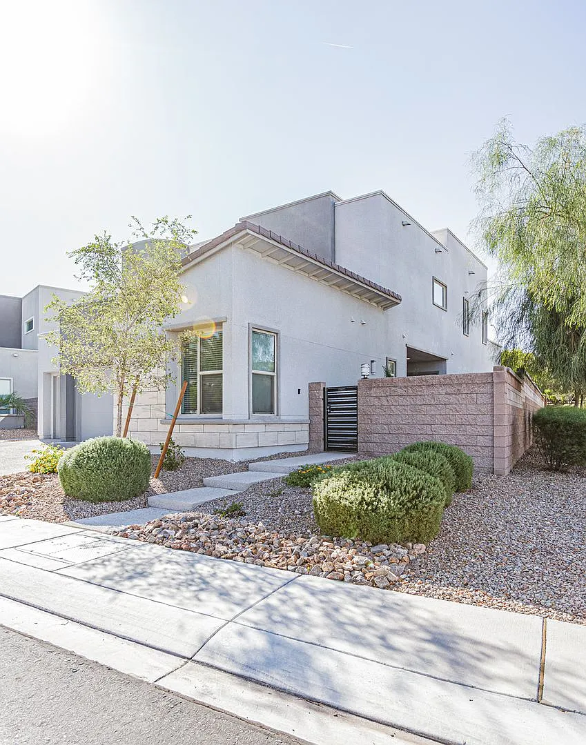 5 Bedroom home located in Henderson — Photo 2