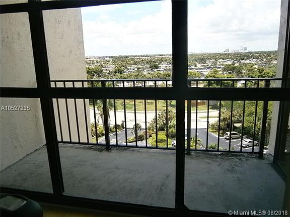 3rd image of 600 Parkview Dr APT 925