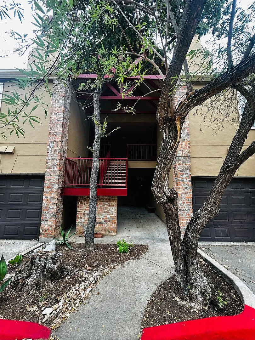 West Austin Townhome with Garage — Photo 1
