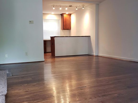 4th image of 4465 Erie Ave