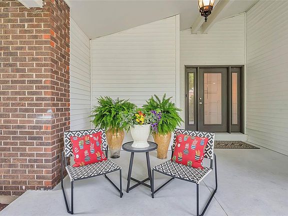 4th image of 402 Glan Tai Dr
