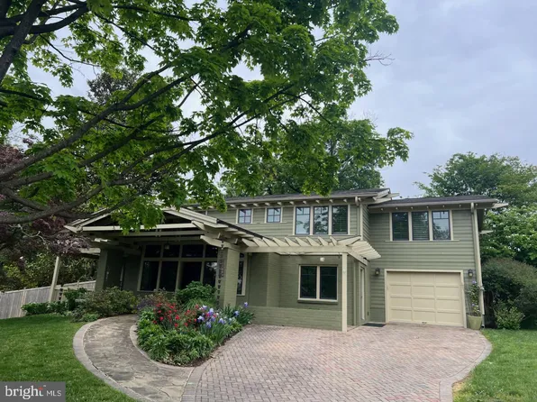 9715 De Paul Dr, Bethesda, MD 20817
