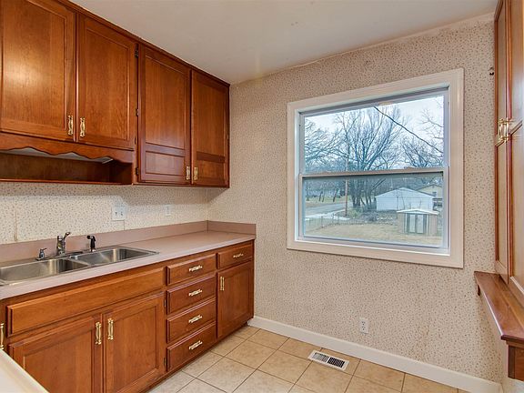 5th image of 2637 SE Colorado Ave