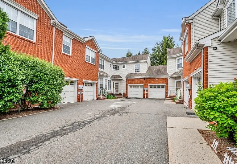 63 Albert Ct — Photo 2