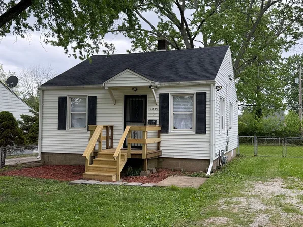 1091 N Oakcrest Ave, Decatur, IL 62522