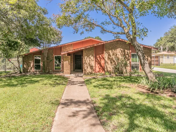 2106 Acer Ct, Grand Prairie, TX 75052