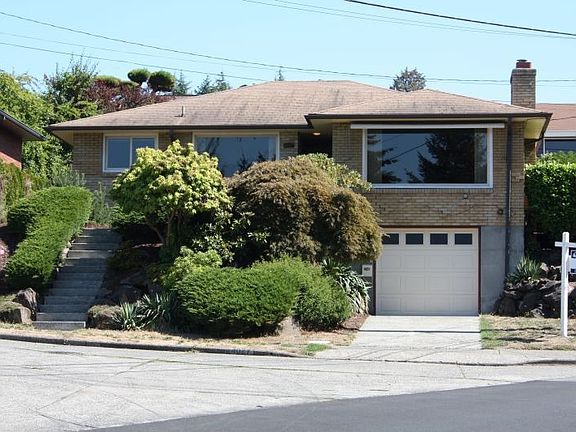 Beautiful brick Fauntlee Hills view home!