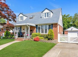 17 Cromwell Rd, Carle Place, NY 11514