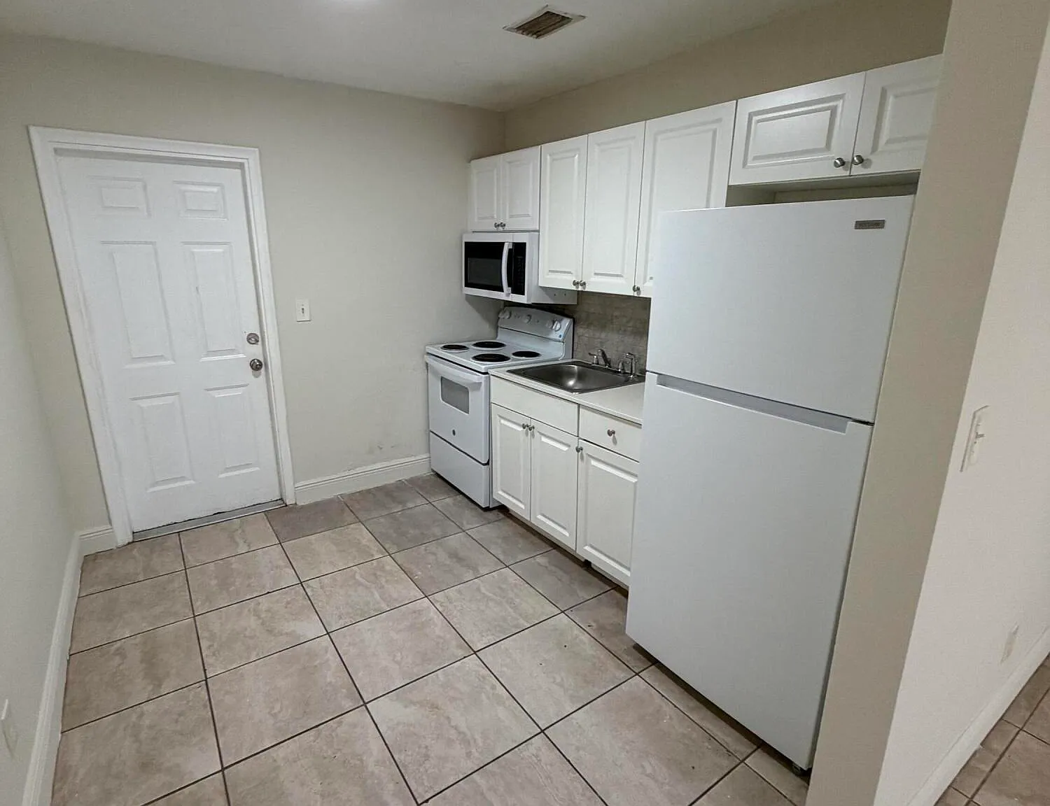 2 bed, 1.0 bath, 3713 sqft, $2,100 — Photo 1