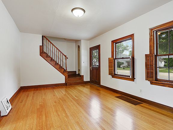 3rd image of 1218 Shawano Ave