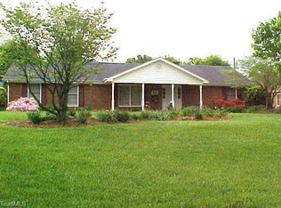 621 E Sun Meadows Dr, Kernersville, NC 27284
