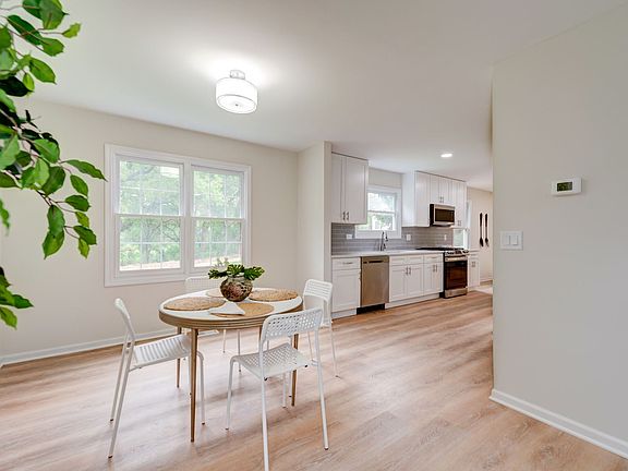 5th image of 454 Hampton St