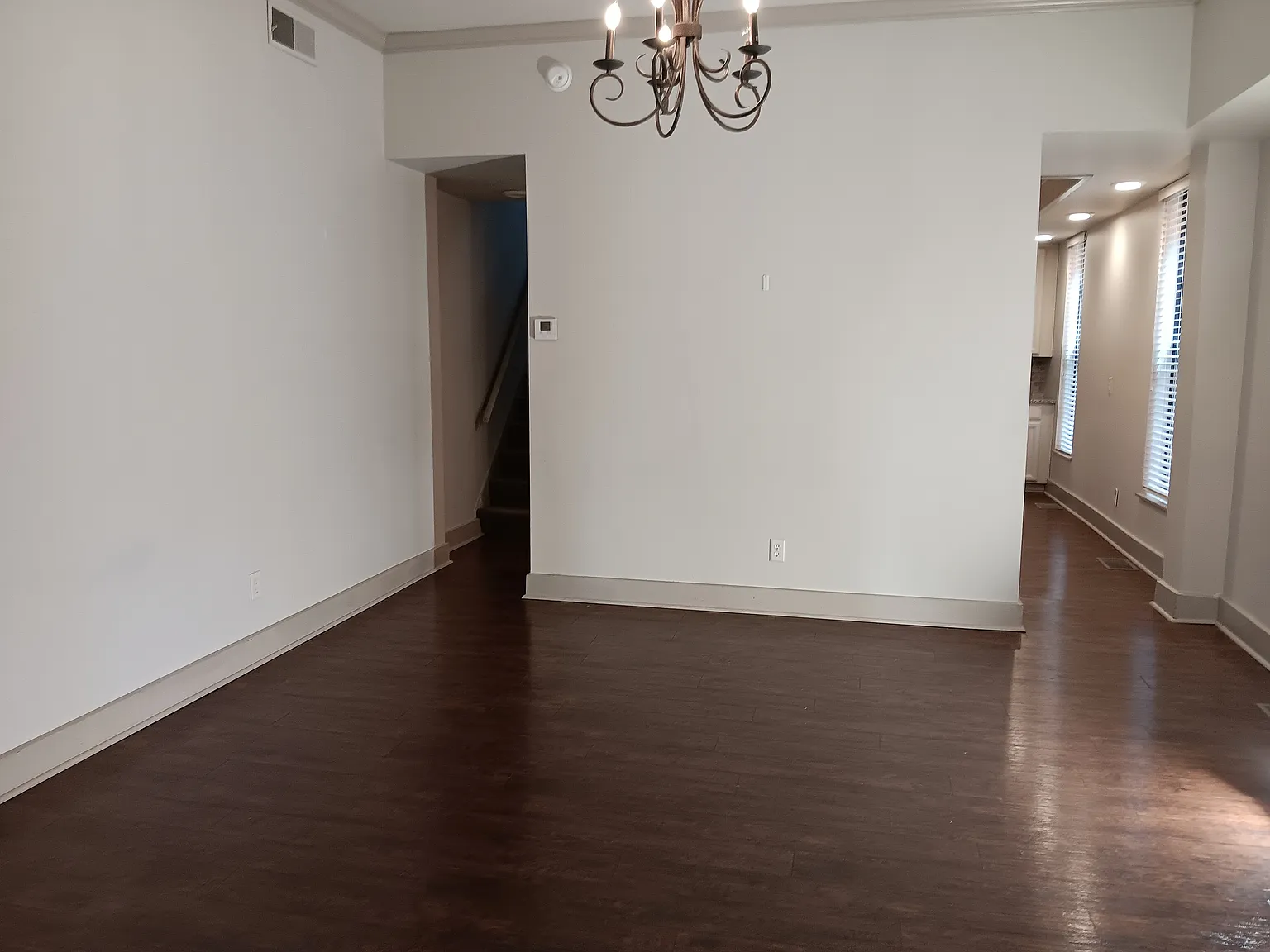 3 bed, 2400 sqft, $2,000 — Photo 4