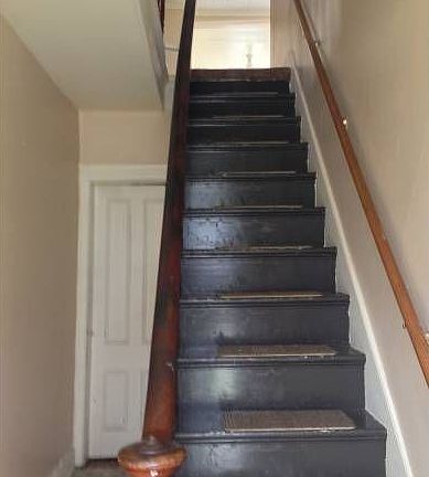 staircase to 2nd floor un