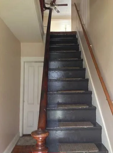 staircase to 2nd floor un