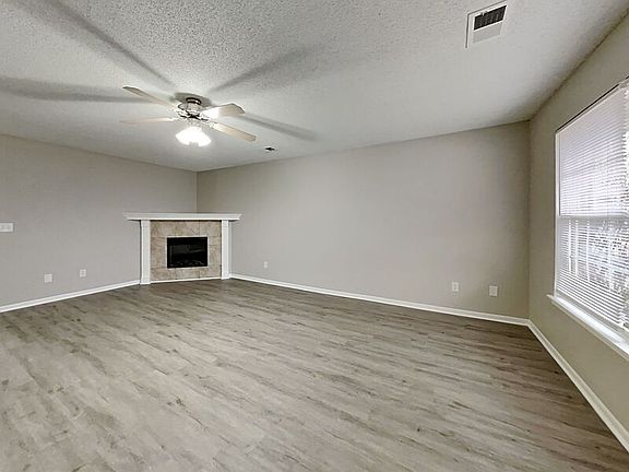 5th image of 407 NW Woodbury Dr