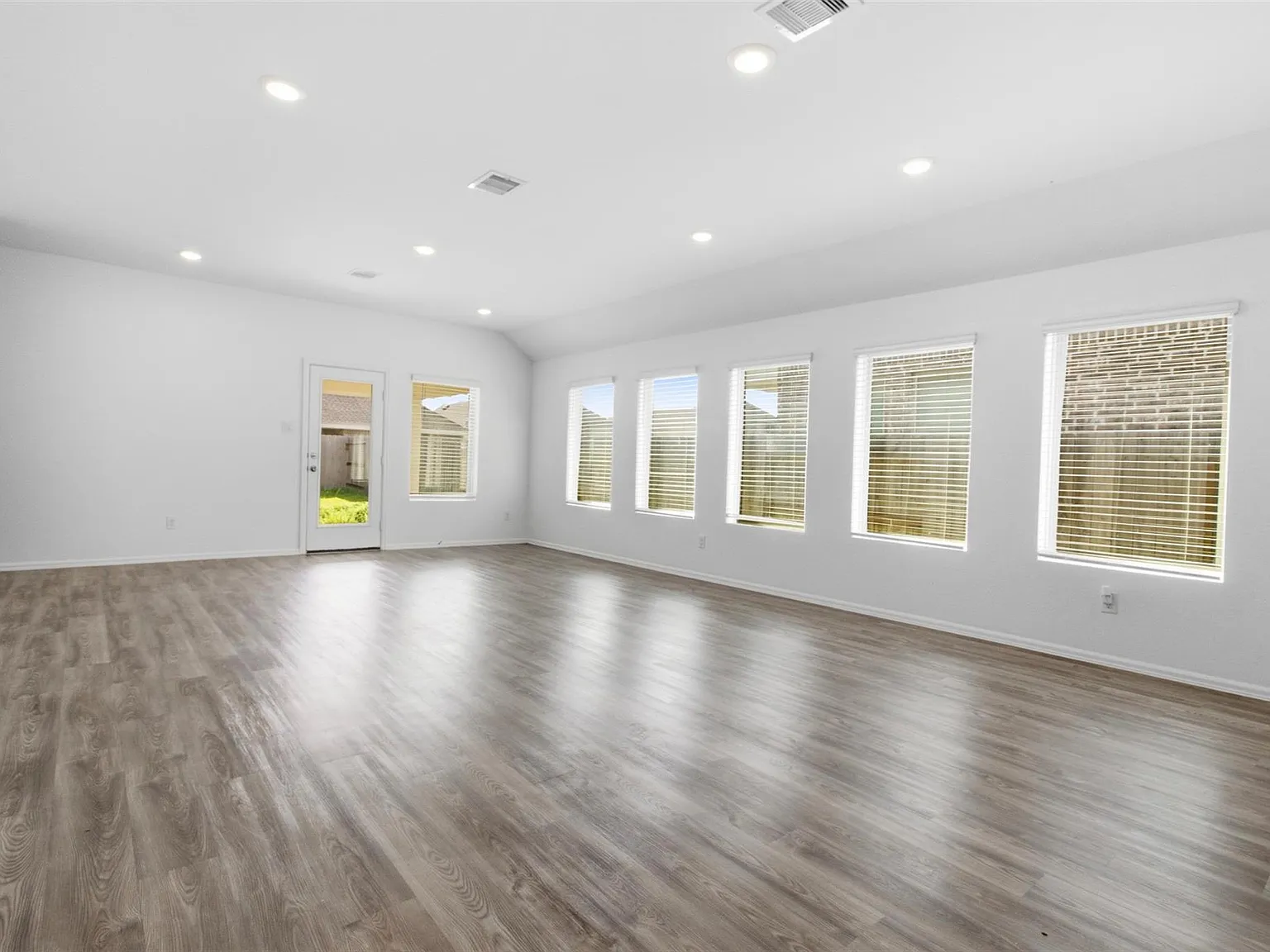 4 bed, 2.0 bath, 1956 sqft, $2,425 — Photo 4