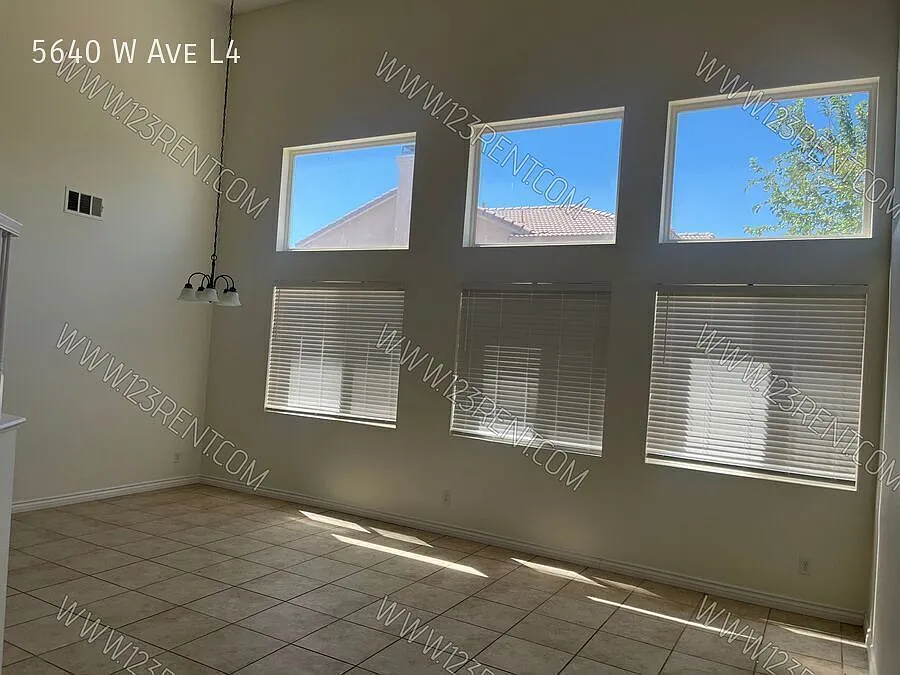 5bd/ 3bth W/Bonus Room West Lancaster House Just Rehabbed — Photo 4