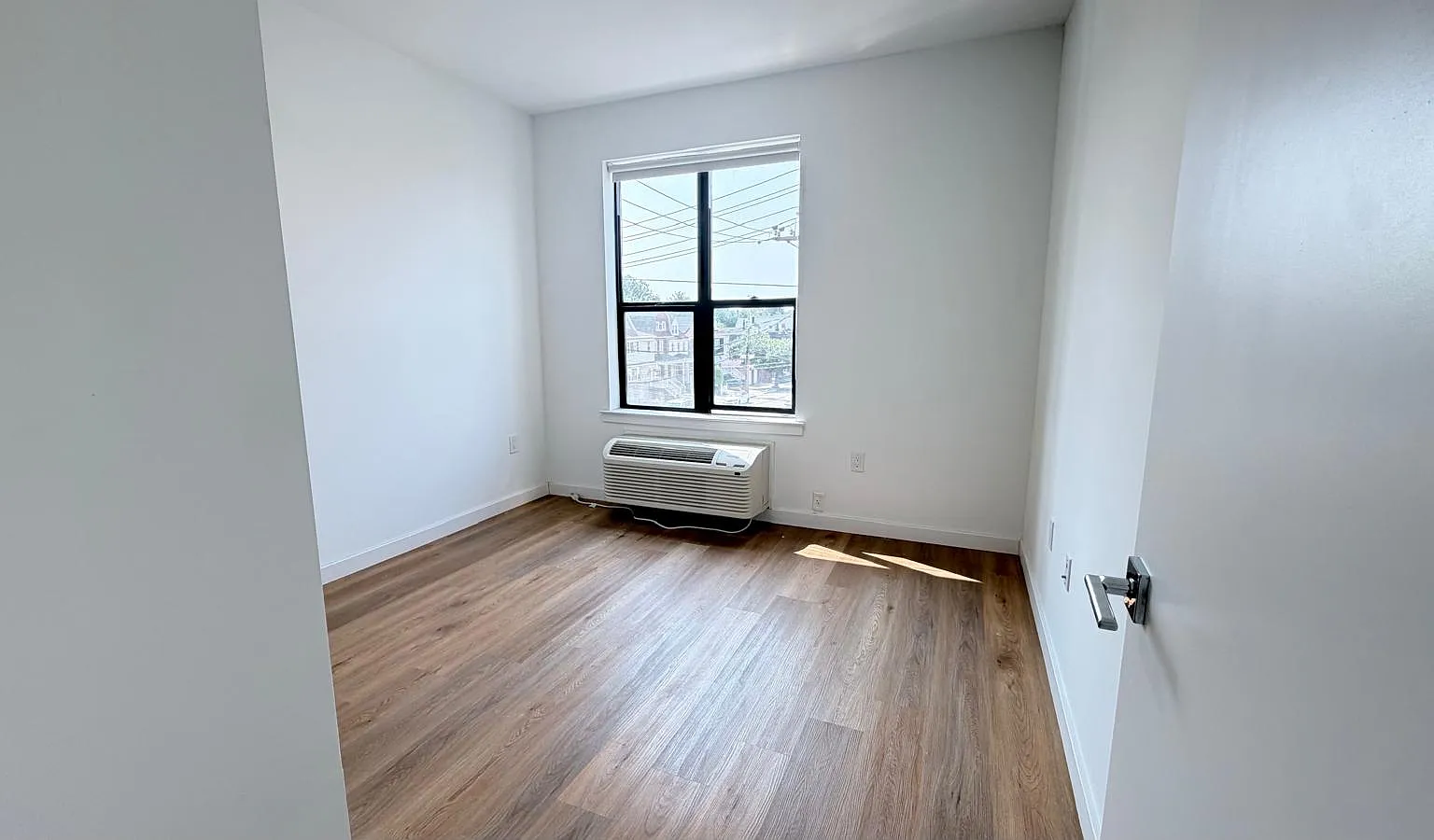 176 W 7th St — Photo 4