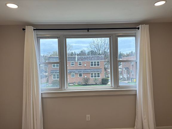 3rd image of 17 Windsor Rd Floor 1