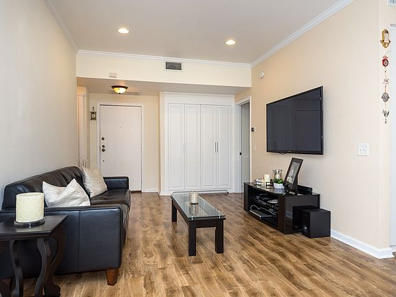 4th image of 17914 Magnolia Blvd Unit 201