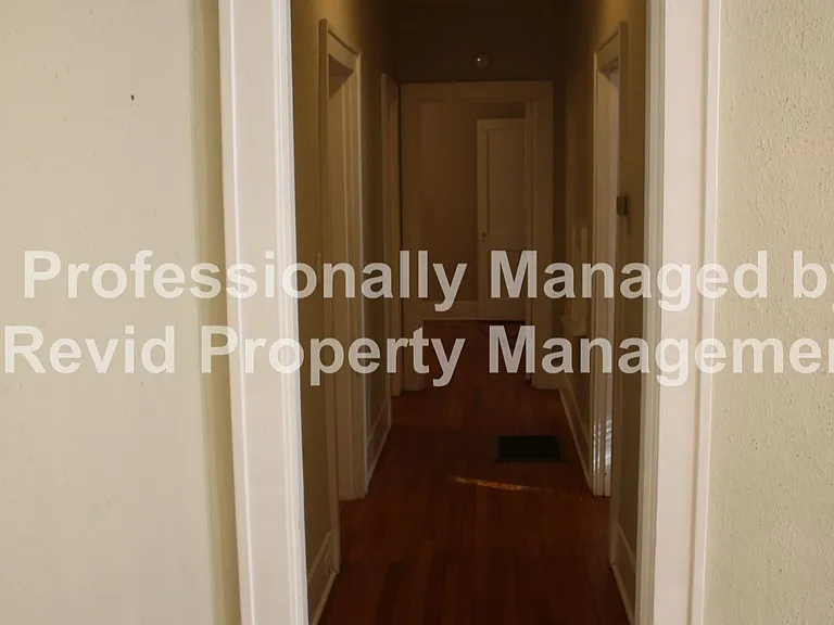 Large 3 bedroom upstairs duplex! — Photo 8