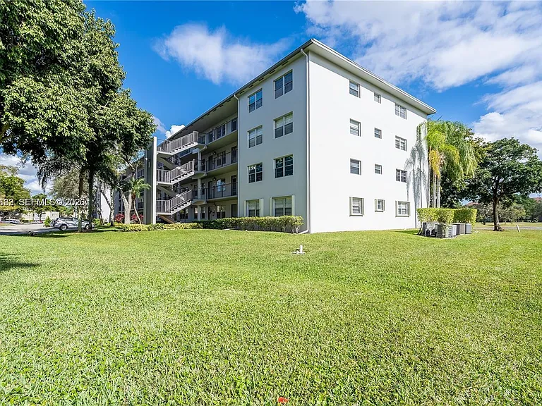 251 SW 132nd Way #117H — Photo 4