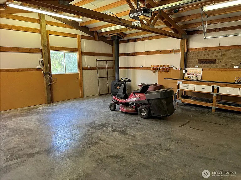 908 S 6th St — Photo 32