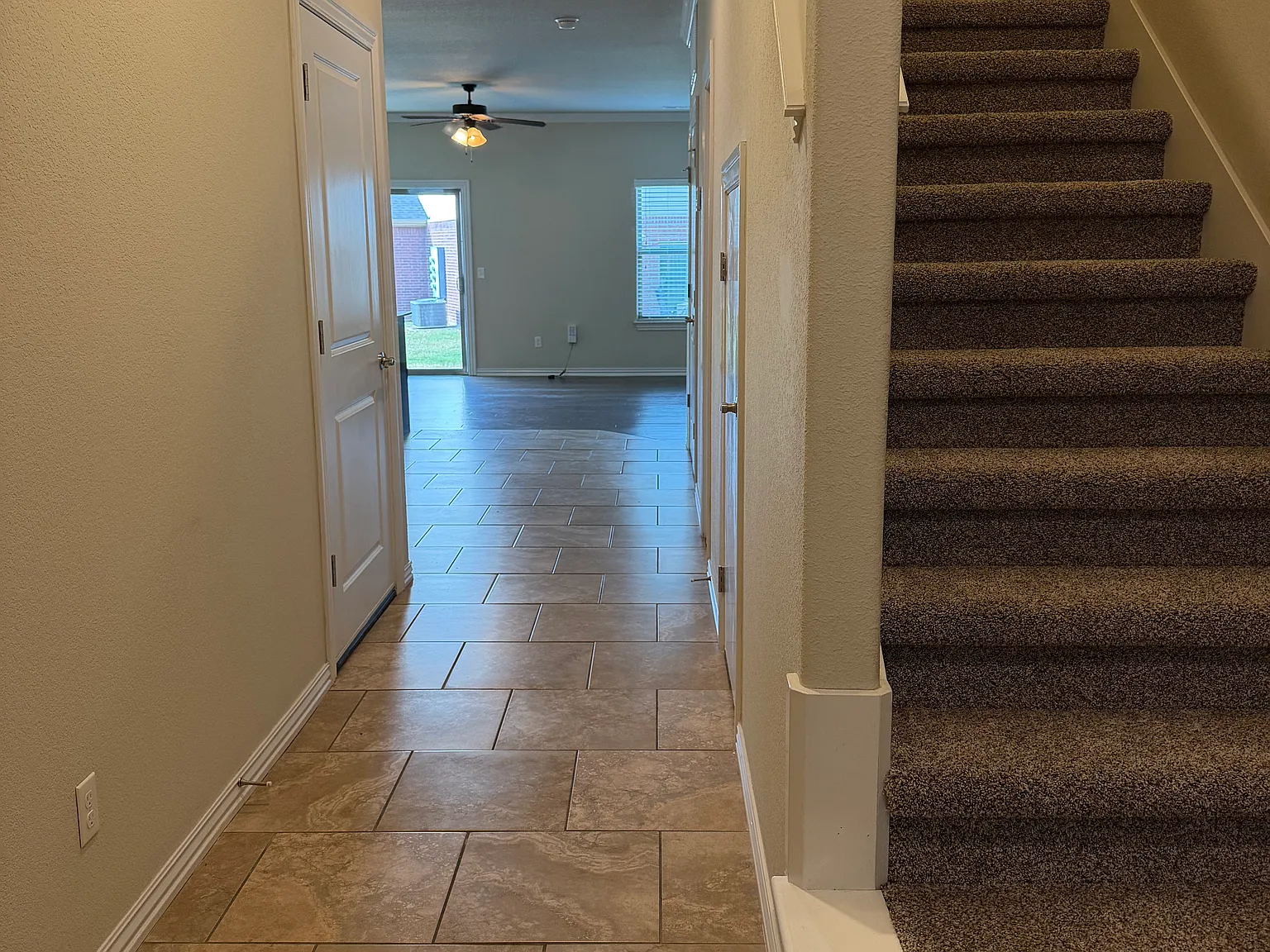 3 bed, 2.5 bath, 1650 sqft, $1,600 — Photo 2