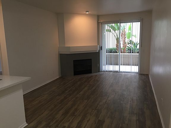 Living Room/Fireplace