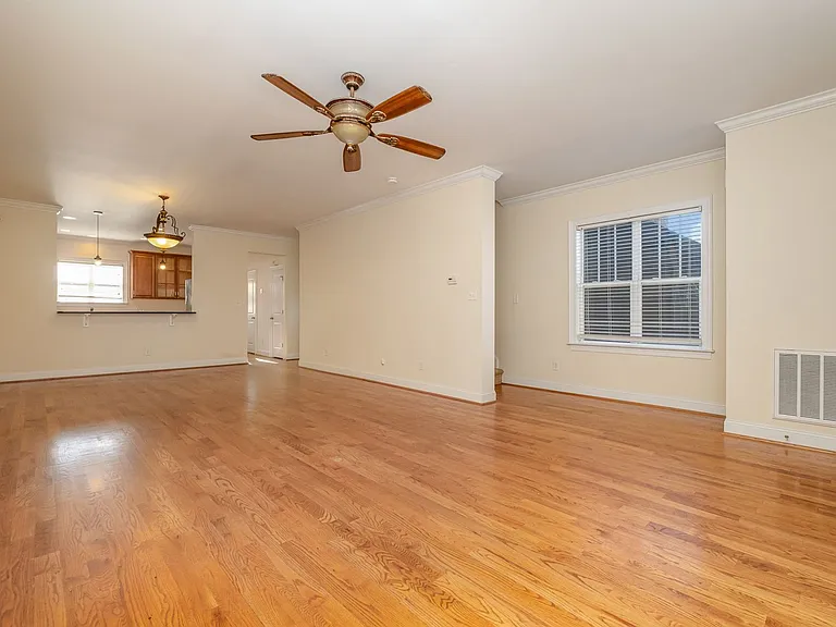 319 Woodvale Pl — Photo 4