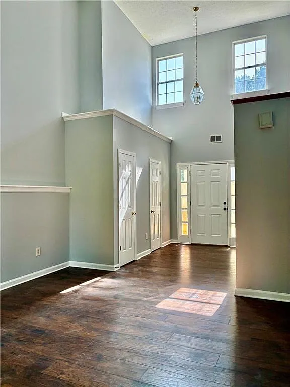 3 bed, 2.5 bath, 2247 sqft, $2,400 — Photo 2