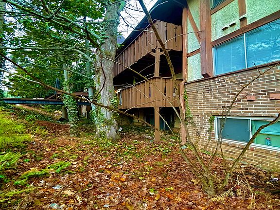 2nd image of 1212 Camelot Dr