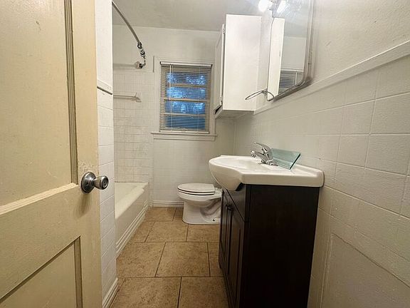 3rd image of 322 W 42nd St Unit 322