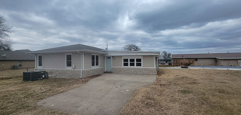 1st image of 412 N 1st St