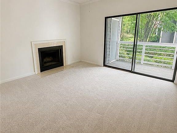 4th image of 324 Meadows Cir