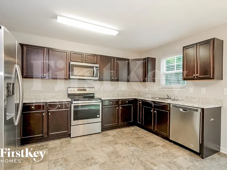 825 Winterside Ln — Photo 5