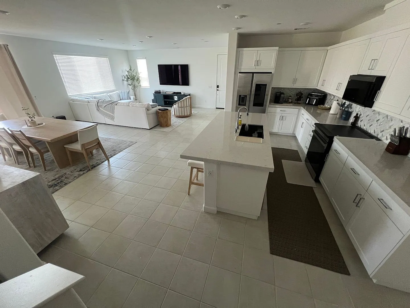 Spacious 4-Bedroom Townhome with 2-Car Garage in Chula Vista — Photo 2
