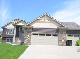 952 Golf View Ave, Zumbrota, MN 55992