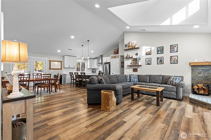 3rd image of 971 Old Cedars Road
