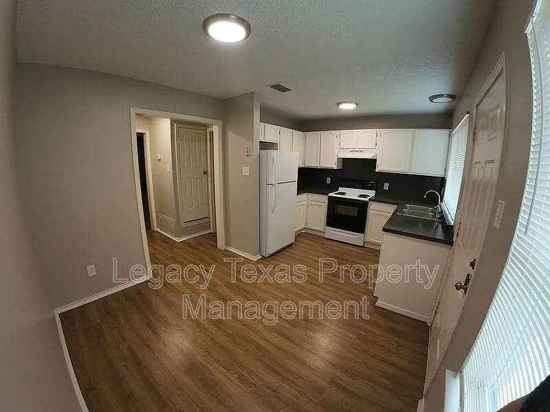 2 bed, 1.5 bath, 1000 sqft, $1,250 — Photo 3